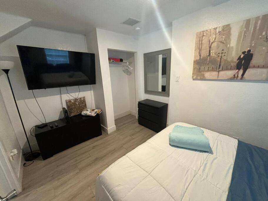 Quiet & Centrally Located House - Private Parking, Laundry And Storage For Luggage 迈阿密 外观 照片