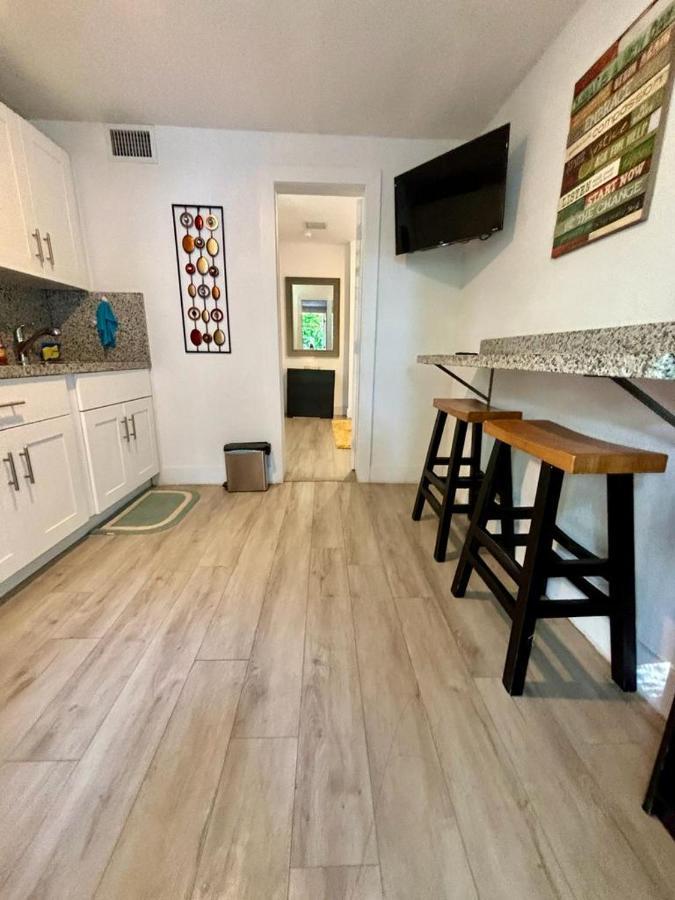 Quiet & Centrally Located House - Private Parking, Laundry And Storage For Luggage 迈阿密 外观 照片