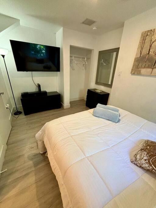 Quiet & Centrally Located House - Private Parking, Laundry And Storage For Luggage 迈阿密 外观 照片